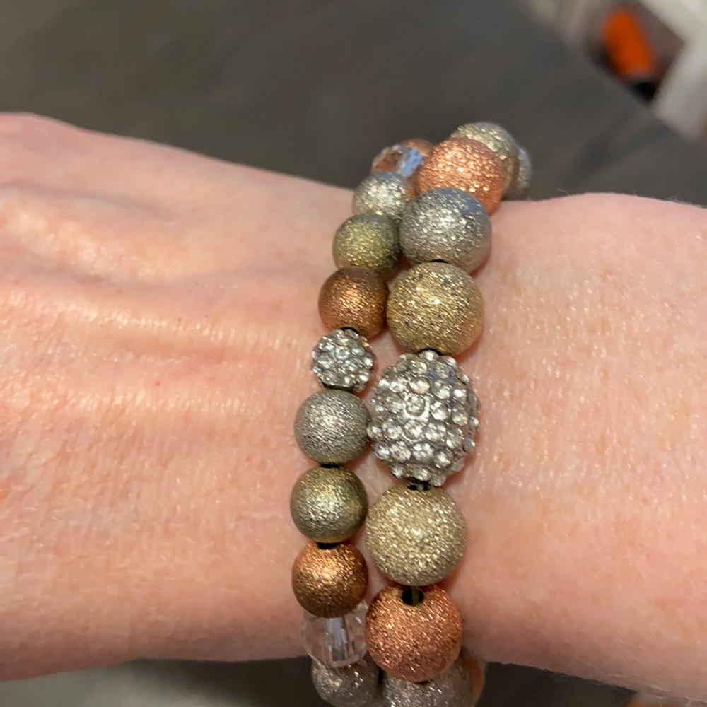 Set of two Guy & Eva stretch bracelets.